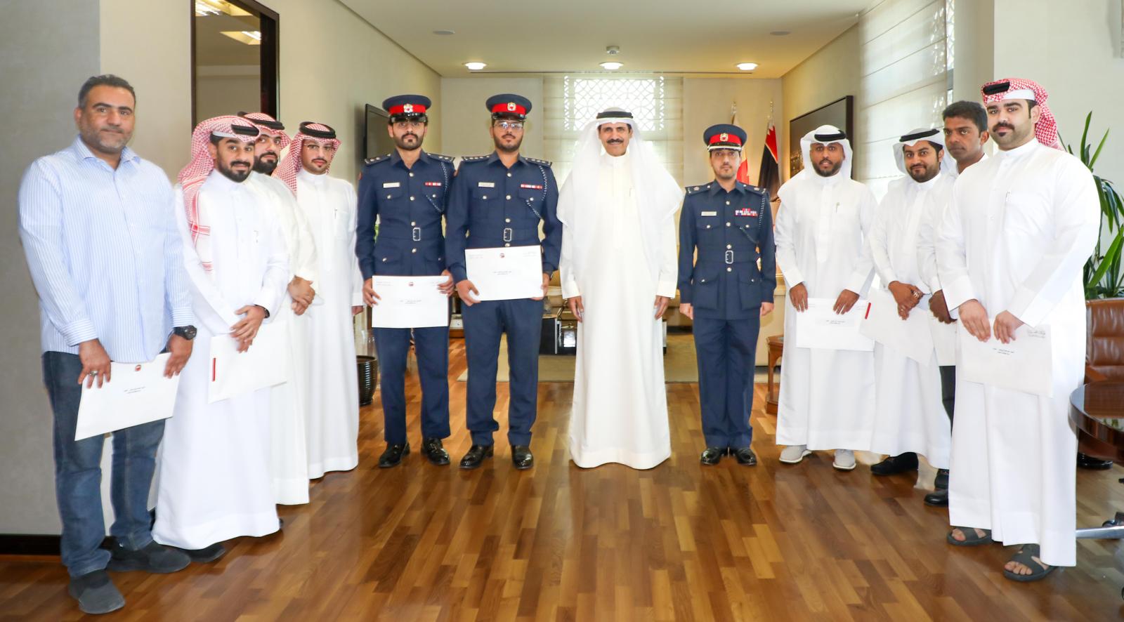 المشرف العام على الإدارة العامة لشئون وزارة الداخلية يكرم منتسبي العلاقات العامة<